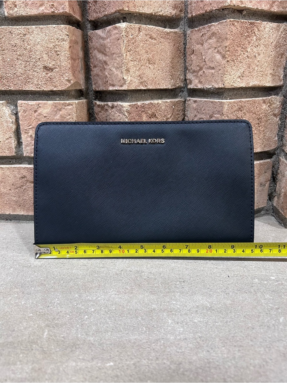Michael Kors Saffiano Leather Lg Crossbody Clutch-Black **Great Condition** - Picture 6 of 8